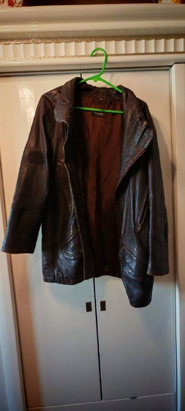 Кожаная куртка и плащ