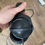 клавиатура Logitech MX Keys, наушники Beyerdynamic, стул IKEA 3