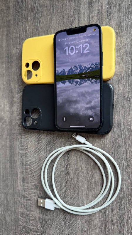 IPhone 13mini 128gb, чехлы, провод 2