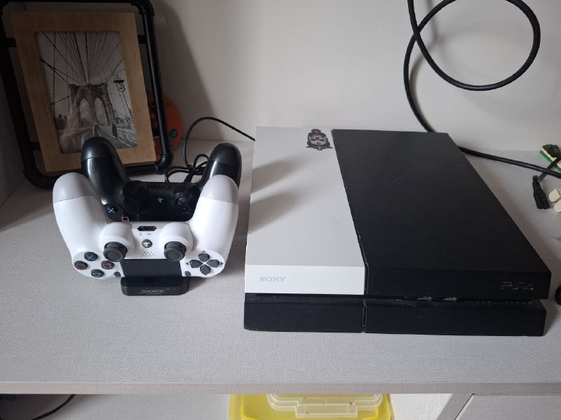 PS4, 2 джойстика, зарядная станция, 5 игр