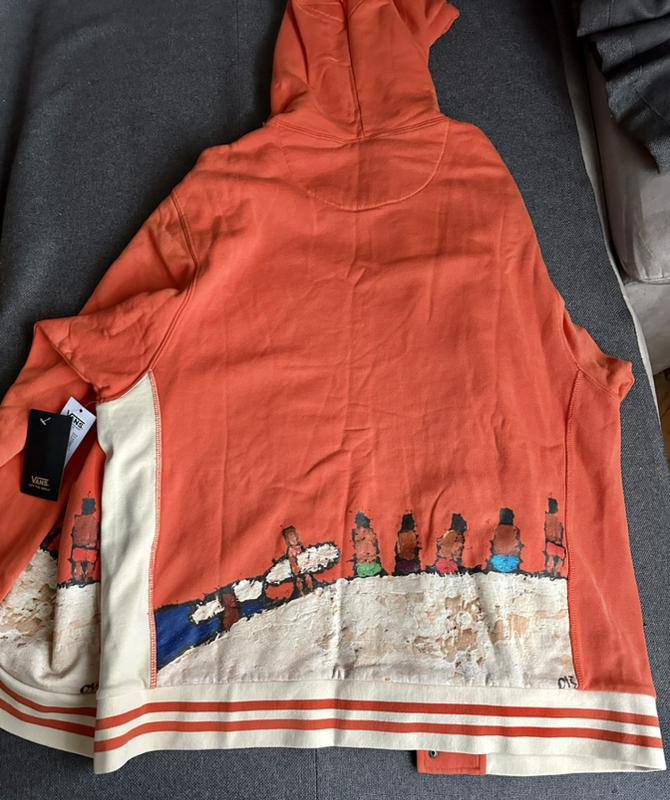 Hoody Vans Vault x Nigel Cabourn, Кеды CLOSED, Пальто Zara, Мужские туфли CELIO, Женские туфли Dona Carolina, Брюки Zara, Плащ Benetton 5