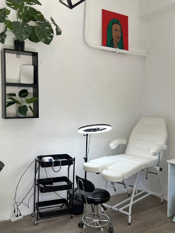 Салонное оборудование, кресло педикюрное, стол маникюрный, лампы, аппарат strong, гель лаки, кушетка, сухожар, кресло на колесиках, материалы для ламинирования, пылесос 2