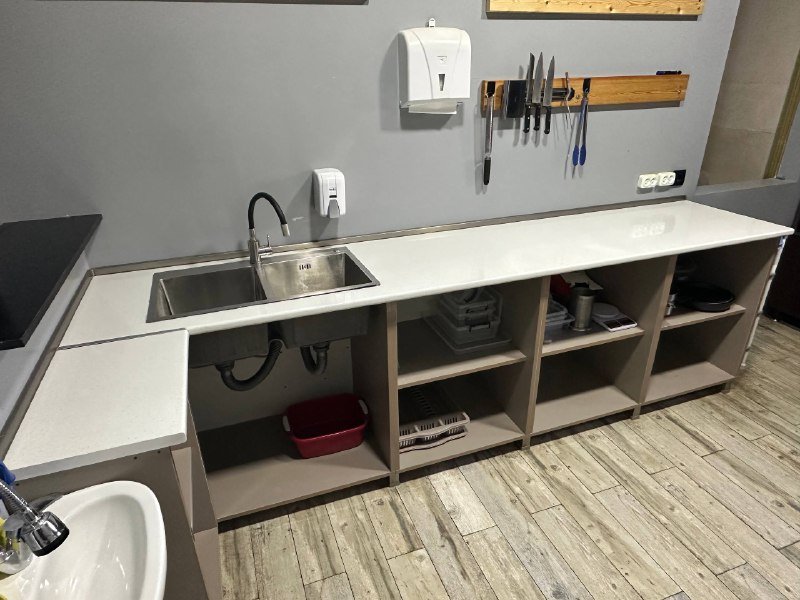 Кухня с двойной раковиной, техника, посуда