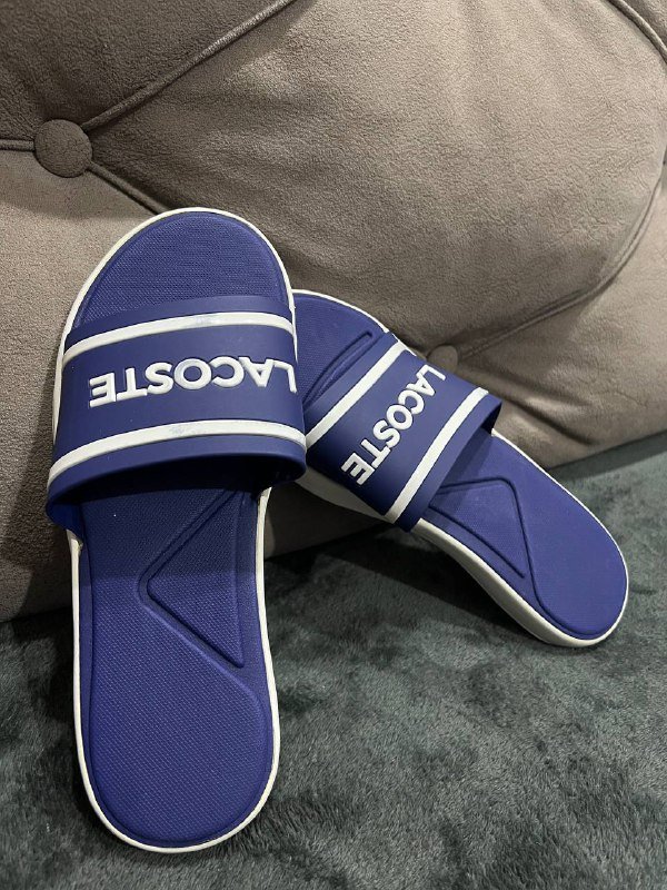 Кофта зеленая, джинсовая юбка, шлепки Lacoste, туфли на танкетке, кроссовки Calvin, черные туфли 5