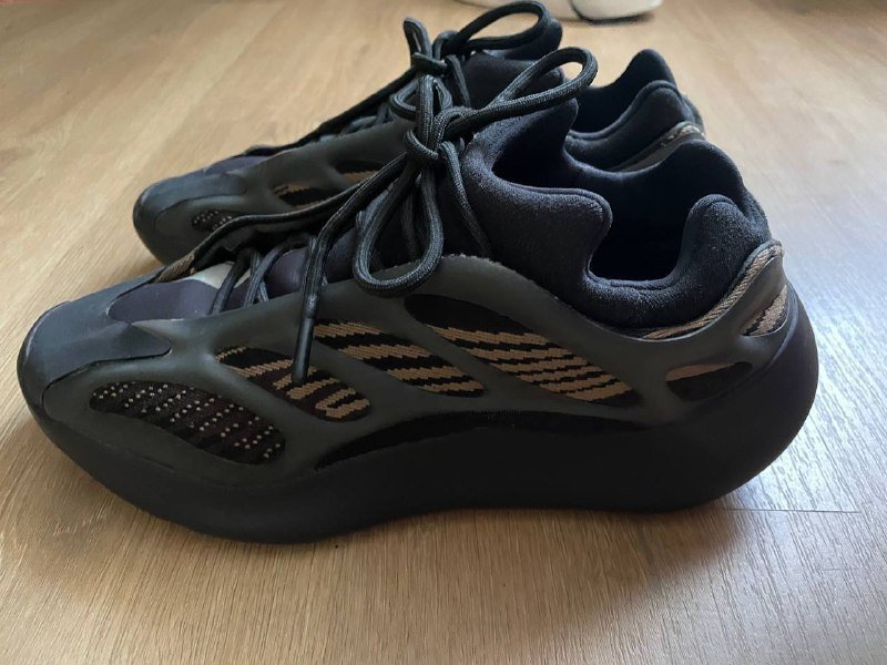 Adidas Yeezy 700 V3 Alvah, размер 42 3