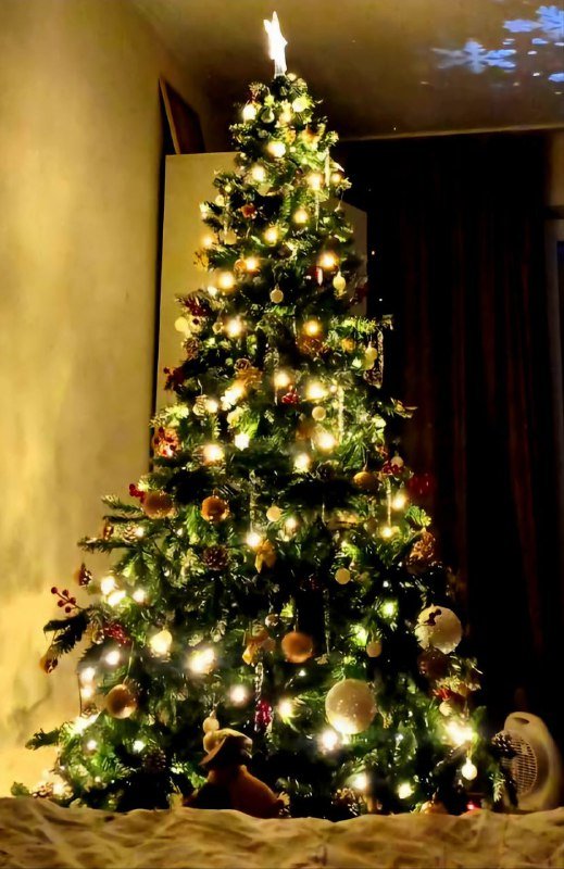 Новогодняя ёлка с украшениями 2