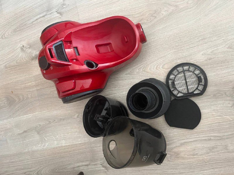 Пылесос Electrolux безмешковый циклонный красный 3