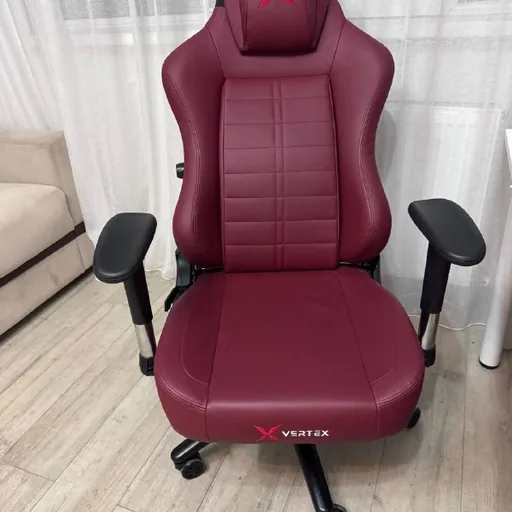 Игровое кресло, микрофон, пантограф, клавиатура, мышь, веб-камера, свет