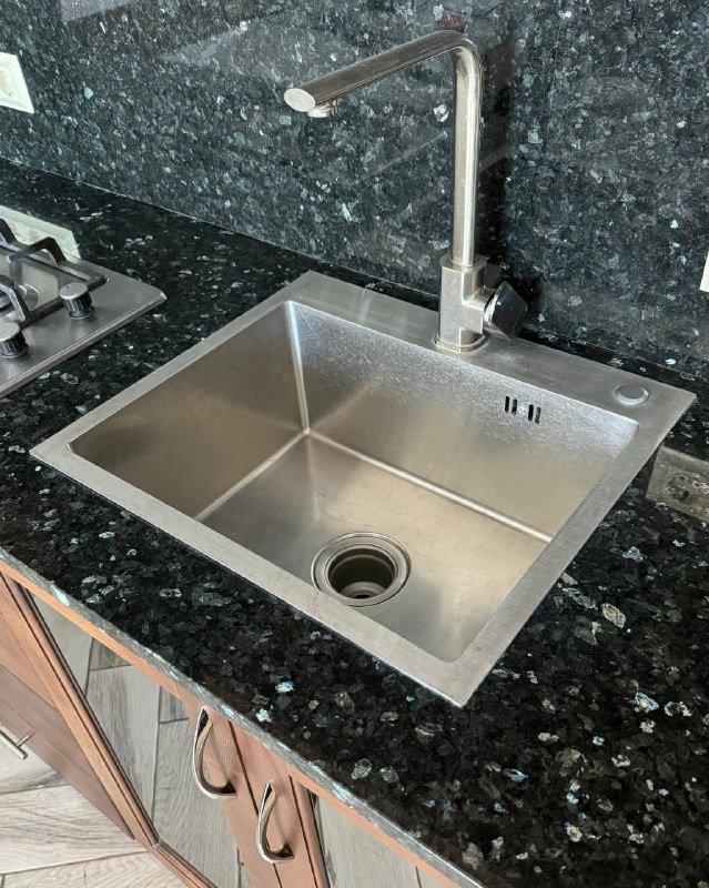 Кухня, холодильник, газовая печь, вытяжка, раковина 3