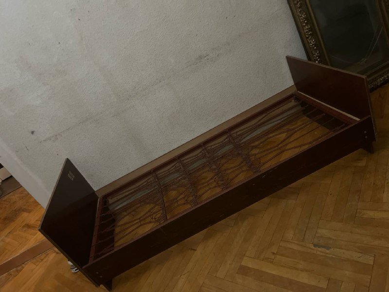 Кровать деревянная с металлической рамой и пружинами