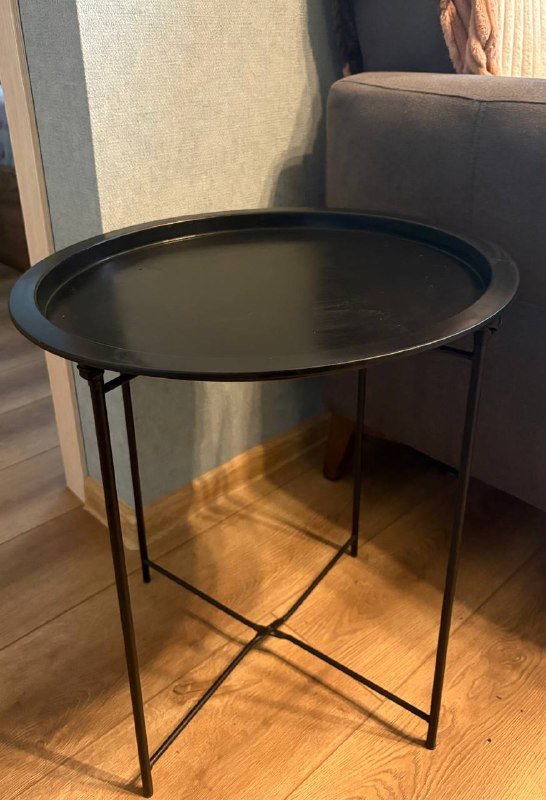 Цветы, столик jysk, пластиковый стул, картина панелька 3