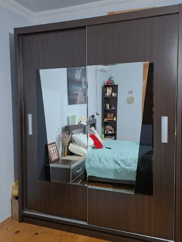 Spacious mirrored sliding-door wardrobe 1