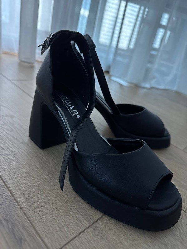 Босоножки на каблуке, белые кеды, черные балетки, босоножки на плоской подошве 2