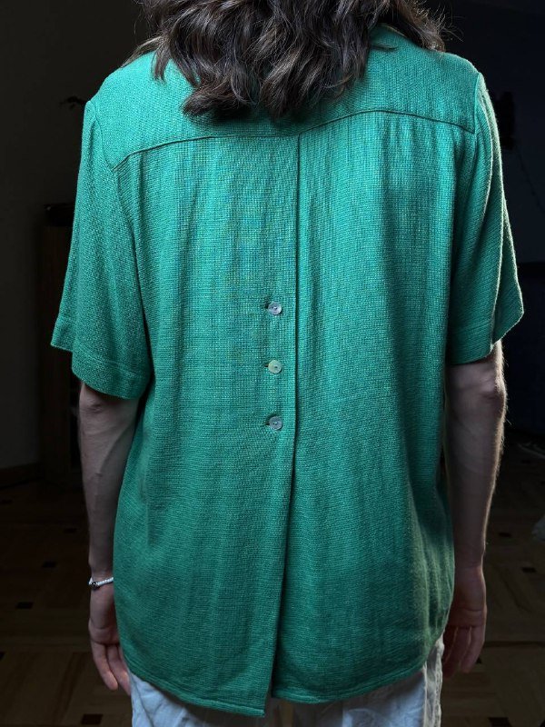 Рубашка размер M зеленая с пуговицами из ракушек 3