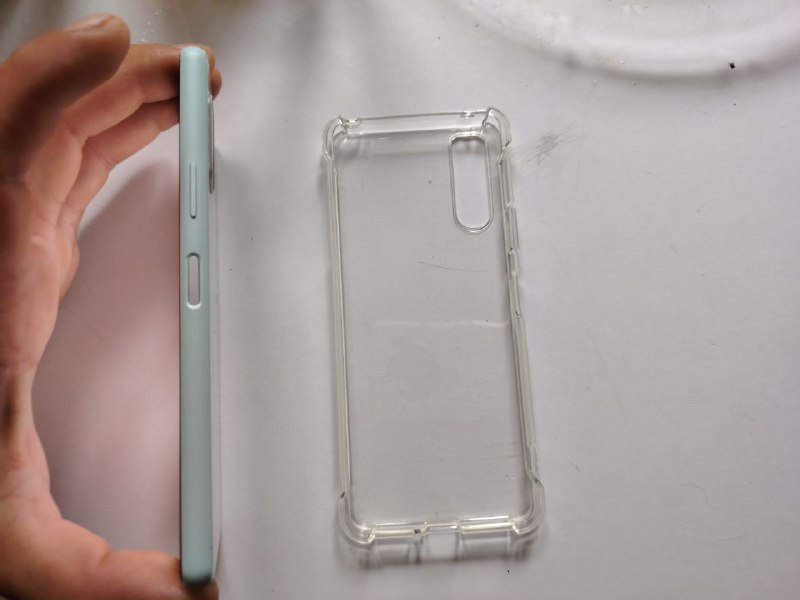 Смартфон Sony Xperia с чехлом 5