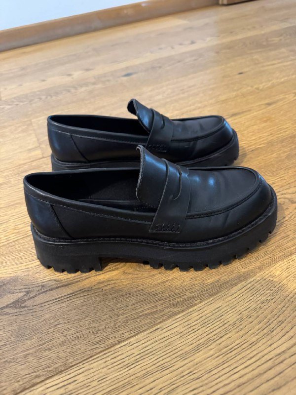 Туфли женские Stradivarius р.39