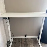 Белый компьютерный стол с регулировкой высоты 2