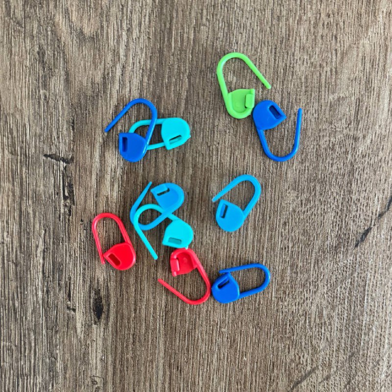 Набор пряжи, спицы, крючки и маркеры для вязания 5