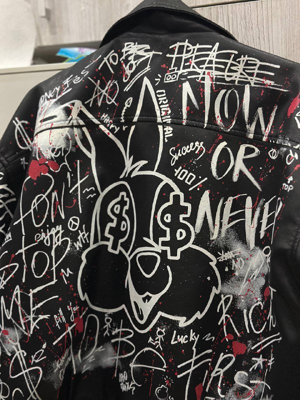 Стильная куртка из эко-кожи с рисунками 3