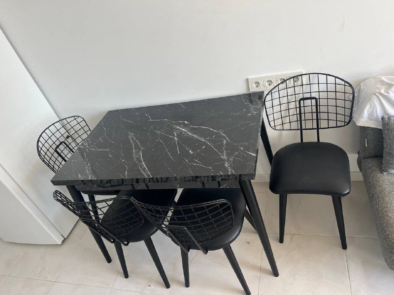 Чайник, раковина с краном, сушка для посуды, посуда, телевизор, диван, стол, стул, столик, кровать, шкаф, раковина и зеркало 8