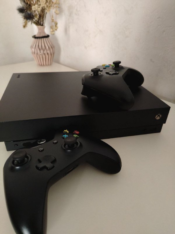 Xbox One X 1TB, два геймпада, кабели, аккумуляторы 2