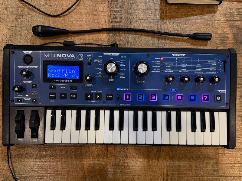 Novation Mininova синтезатор с микрофоном и блоком питания