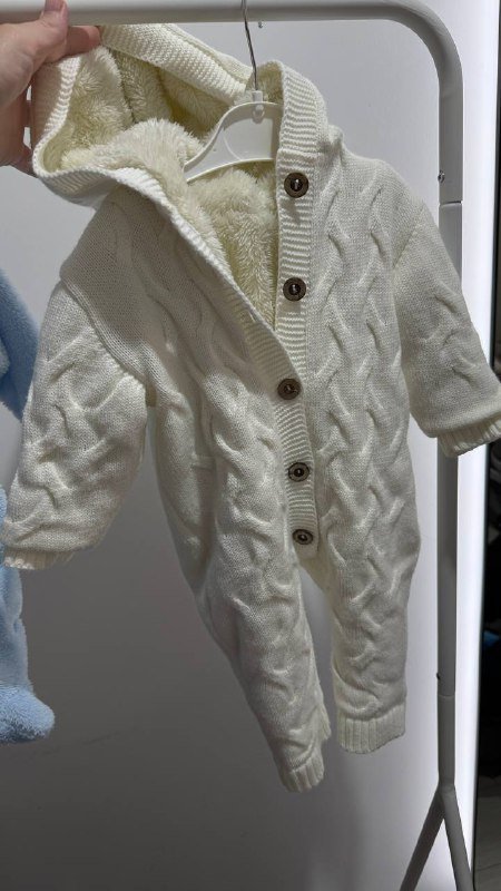 Теплый комбинезон для младенцев с комплектом шапочка и носочки