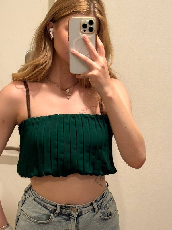 Платье, черный топ, зеленый топ, голубая куртка, белая рубашка 3