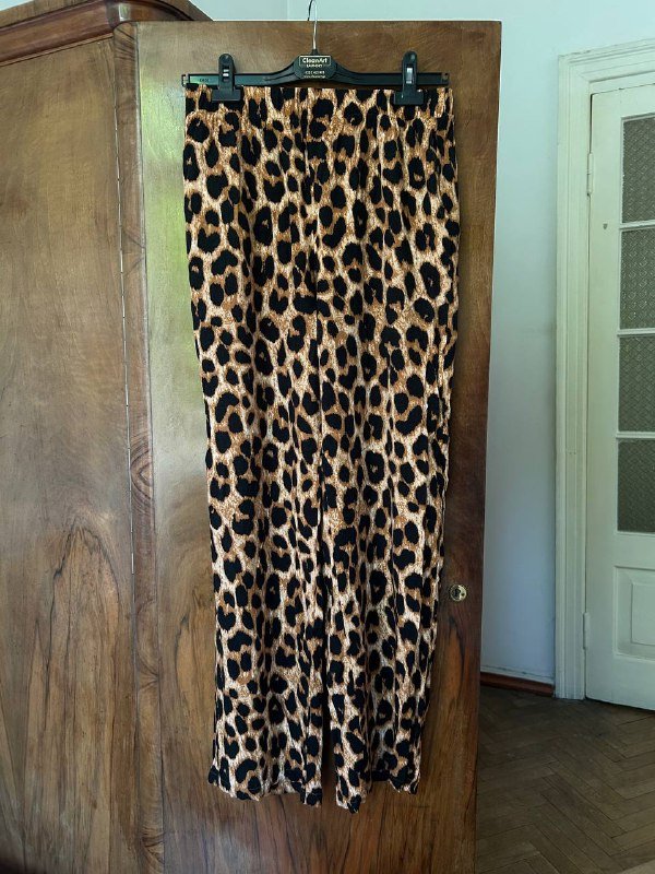 золотая сумка, кроссовки New balance, платье, топ, леопардовые штаны, леггинсы 9