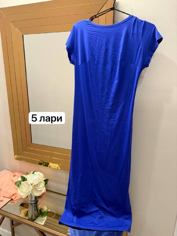чемодан, деревянная полка, платье, юбка, блузы 6