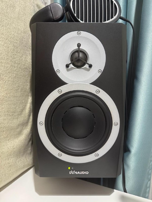 Свичи Cherry MX RED, Свичи Glorious RED, Стойки IsoAcoustics, Наушники Hifiman, Подставка Aluminum Stand, Студийные мониторы DynAudio, Лампы Aqara 7