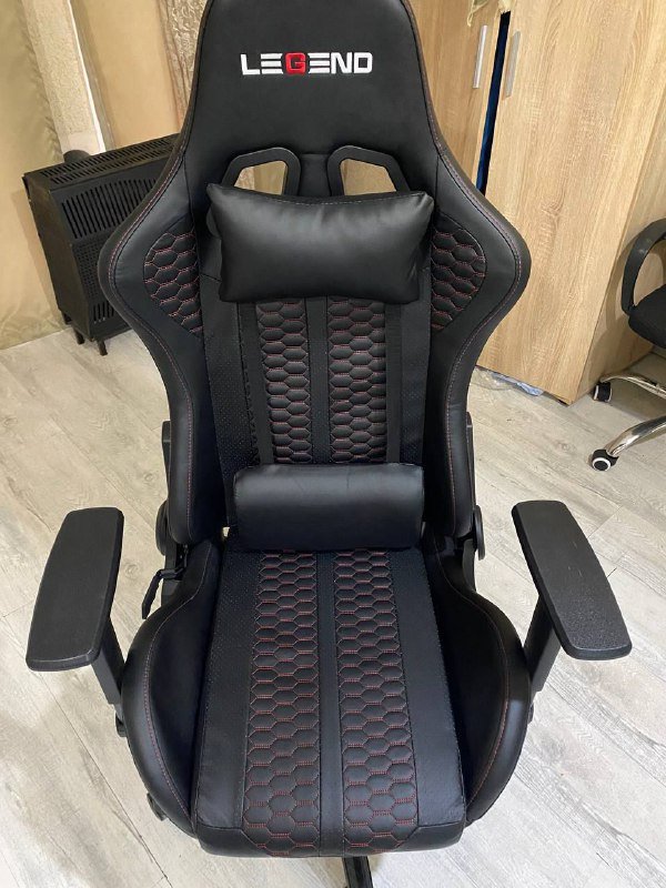 Игровое компьютерное кресло черно-красного цвета 3