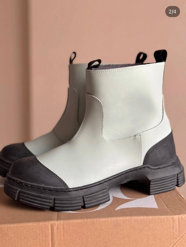 кожаные казаки Zara, резиновые сапоги Ganni 6