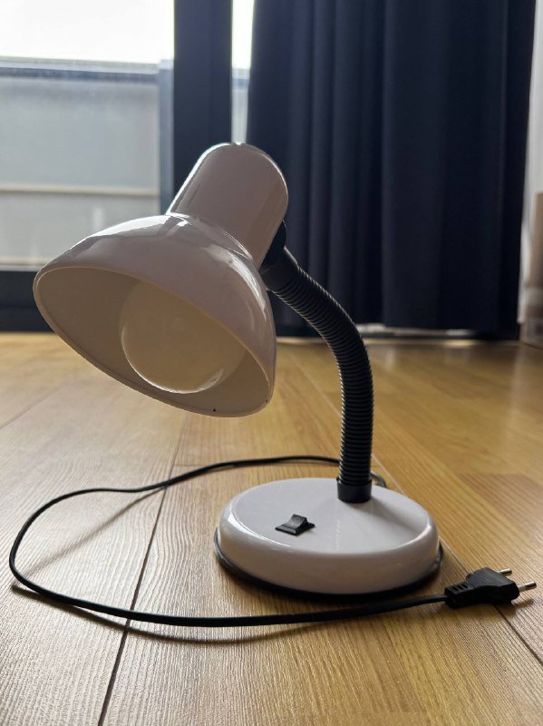 Белая настольная лампа с выключателем