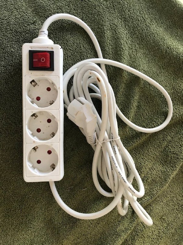 Удлинитель, женская куртка, мужская куртка, гриль бутербродница, крем, вязаный джемпер, электрочайник, дамская сумочка