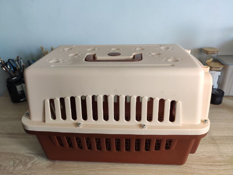 Пластиковая переноска с металлической клеткой для питомца 3