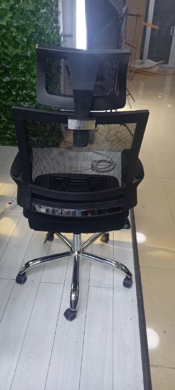 Офисное кресло регулируемое черное 2