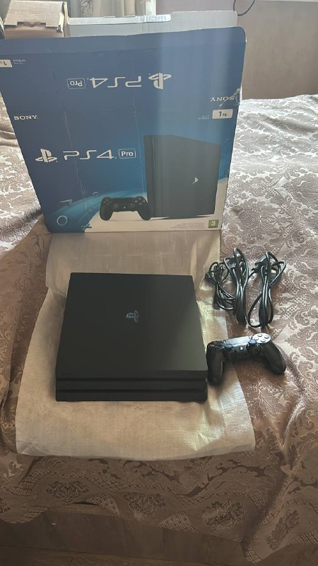 Игровая приставка PS4 Pro с контроллером