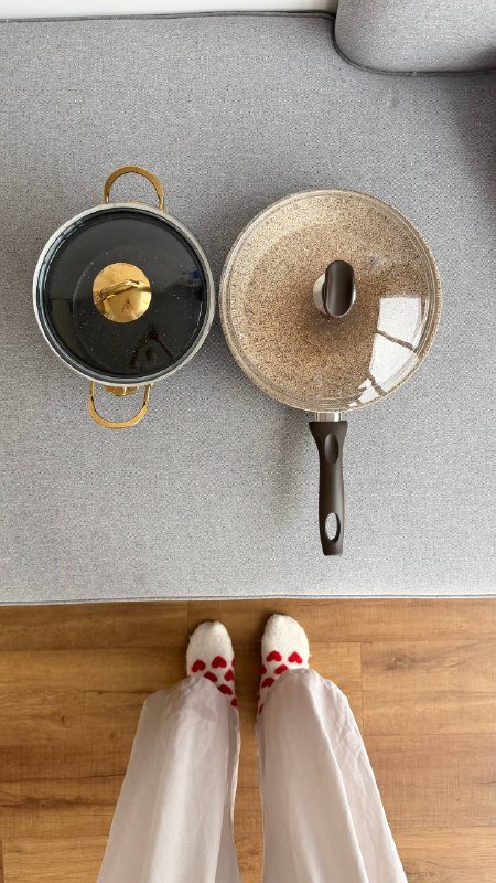 Кастрюля и сковорода с крышками