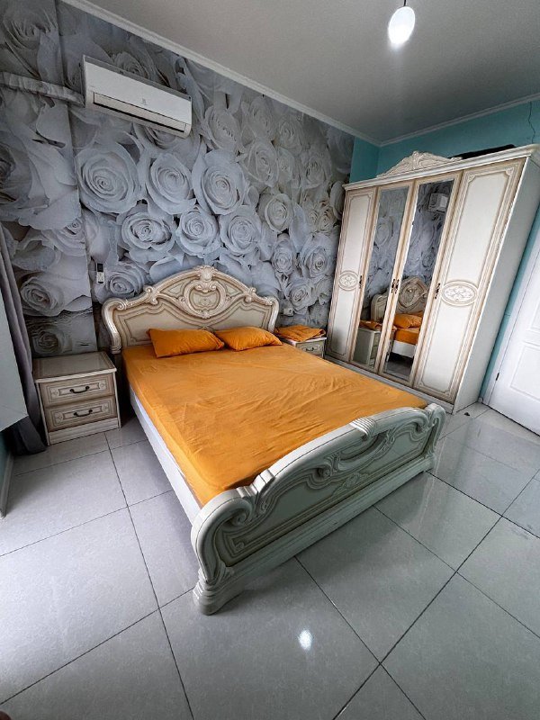 Коричневый комод, шкаф, тумбочки, кровать, зеркало, обувница, вешалка 4