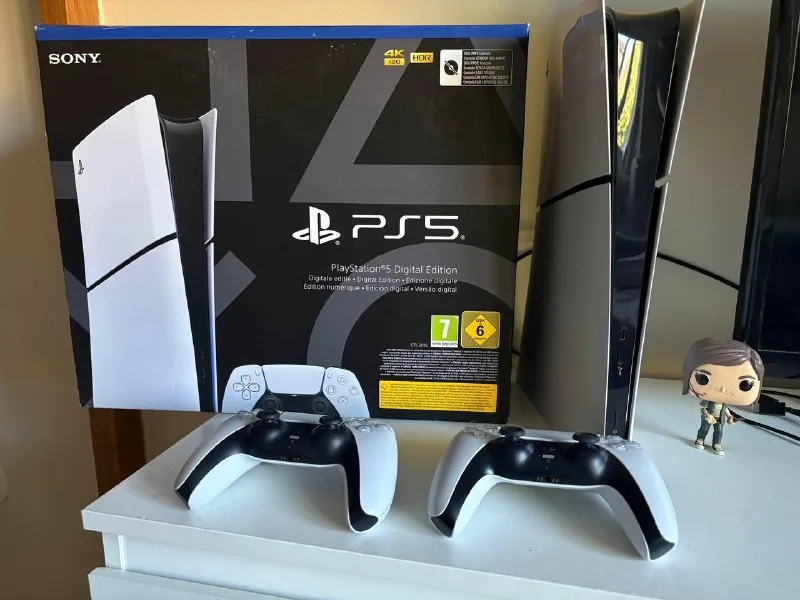 Sony PlayStation 5 Digital Edition с двумя геймпадами