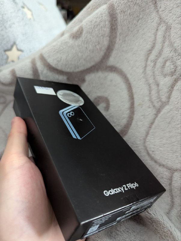 Телефон Samsung z flip 6 с двумя чехлами