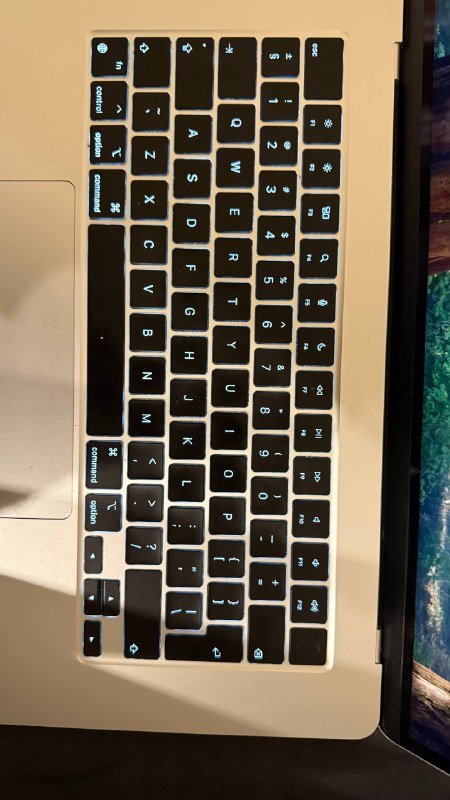 MacBook pro M2 18gb RAM 15 inch 2023