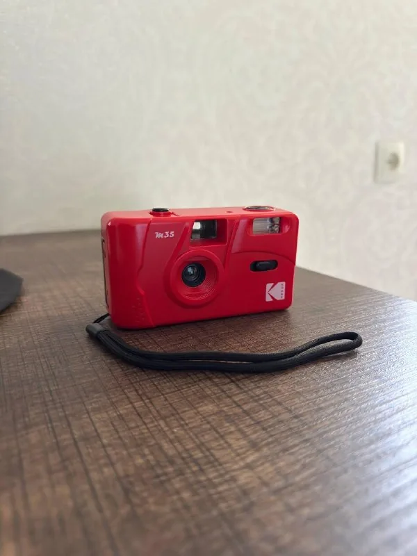 Плёночный фотоаппарат Kodak M35, электрическая зубная щётка Oral-B Braun PRO Timer 1