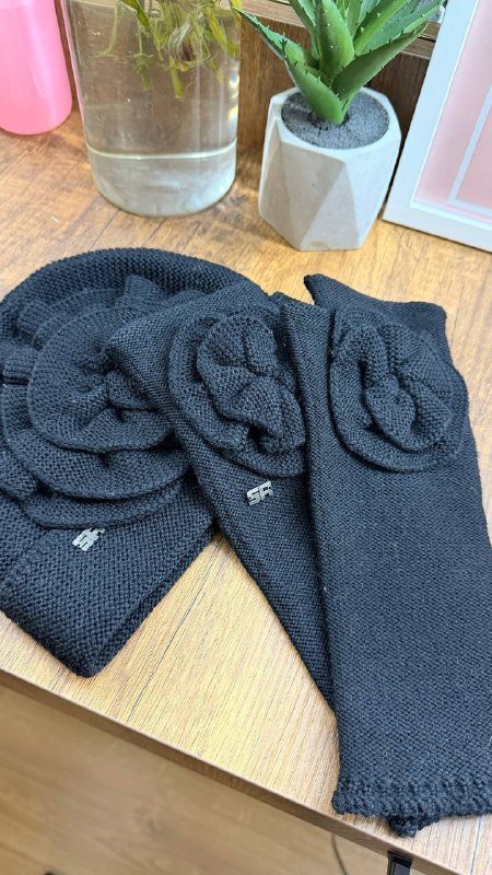 Юбка Gucci, худи, шапочка Sonya Rikel, платье Zara, костюм Zara, юбка Plein Sud, кеды DIOR, браслет Louis Vuitton, кольцо Swarovski, кулон Swarovski 2