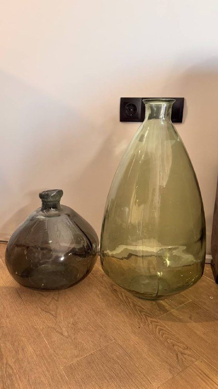 Бутылочные вазы из толстого стекла