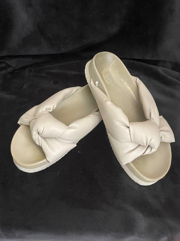 Кроссовки Dior, шлепки Birkenstock, шлепки H&M, кеды Convers 3