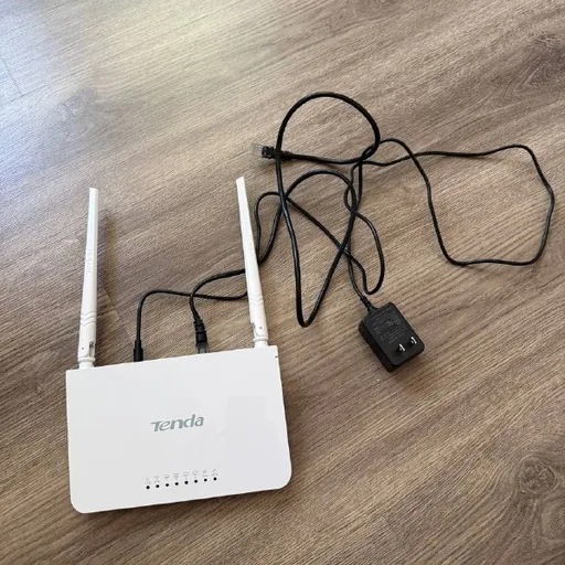 Беспроводной Wi-Fi роутер Tenda с блоком питания и кабелем