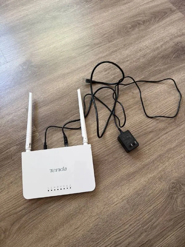 Беспроводной Wi-Fi роутер Tenda с блоком питания и кабелем