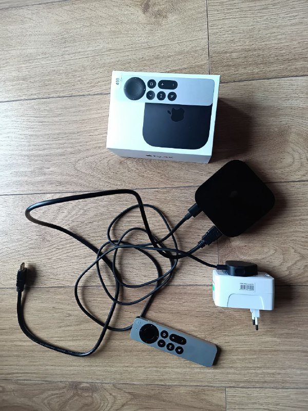 Apple TV с переходником и HDMI